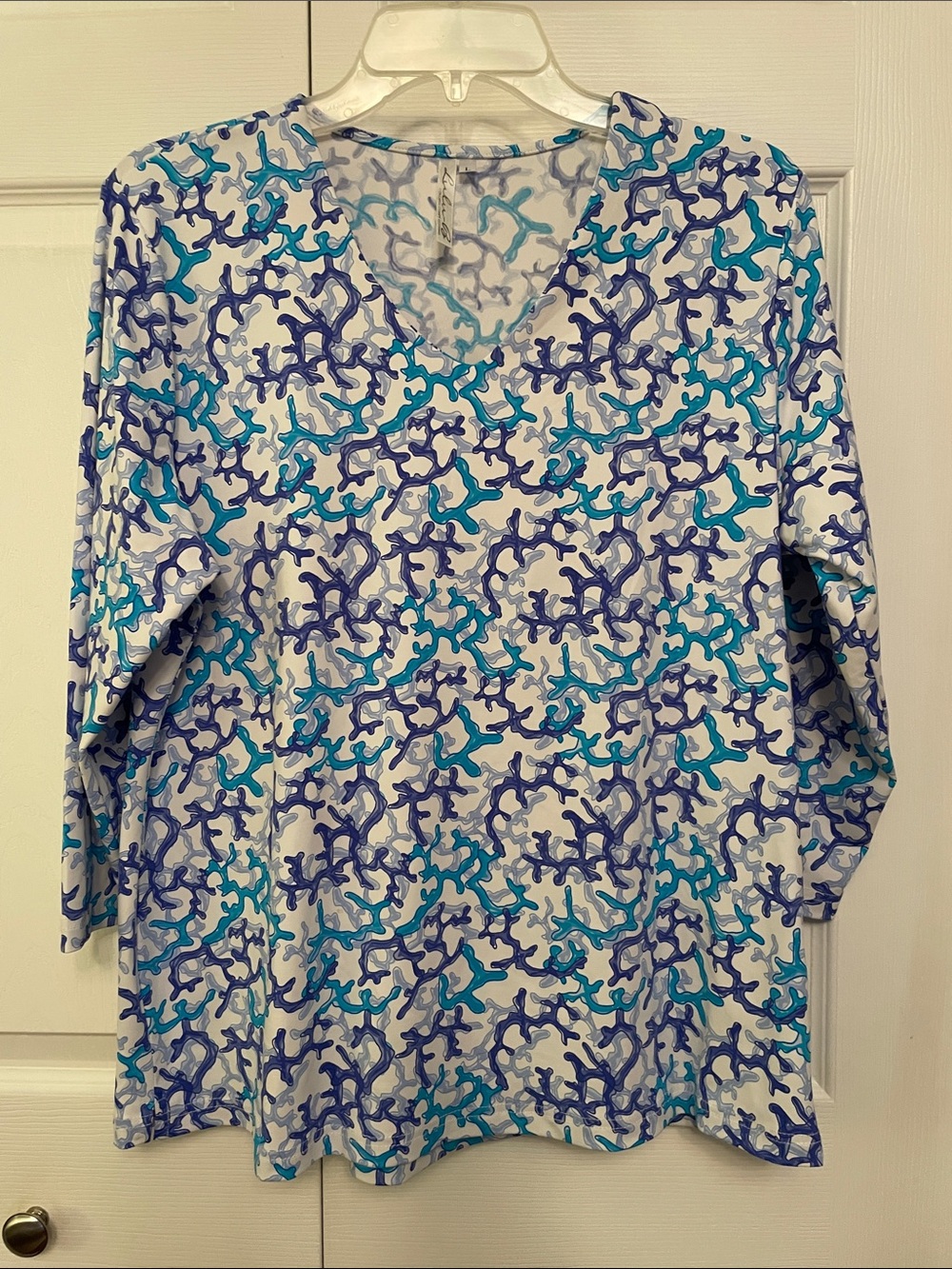 LULU-B Coral Print V Neckline Quarter Length Sleeves Large UPF 50 Sun Protection